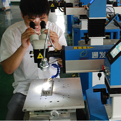 針對(duì)稍大模具，可轉(zhuǎn)向觀察操作